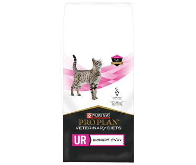 A bag of Purina Pro Plan Veterinary Diets UR Urinary St/Ox dry cat food.